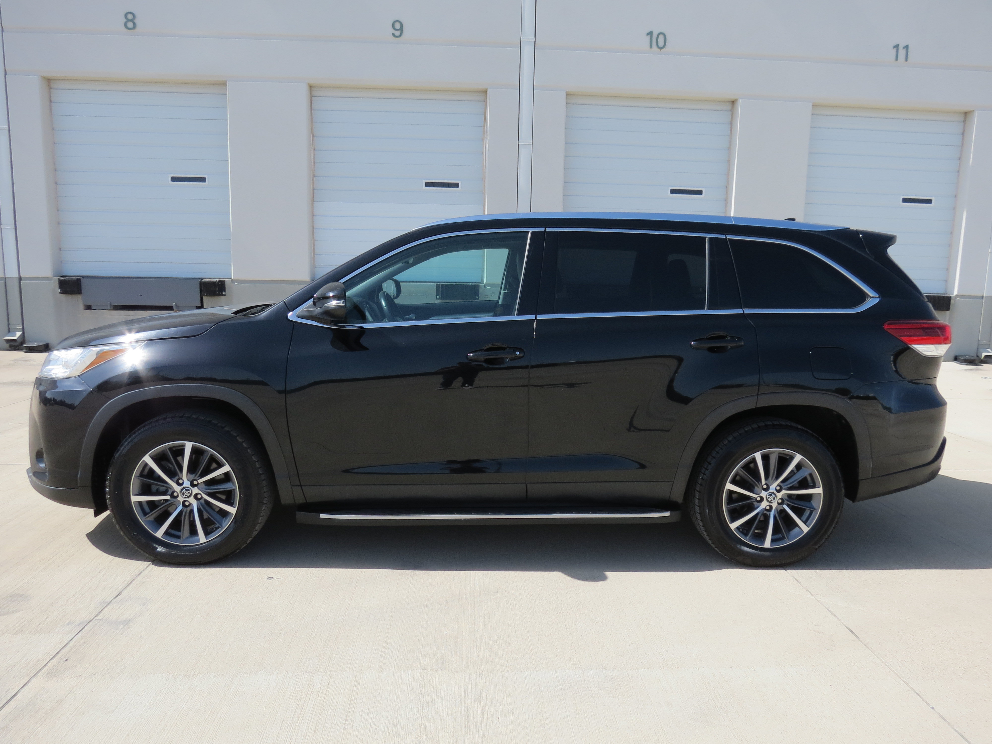Used 2019 Toyota Highlander XLE FWD image 4