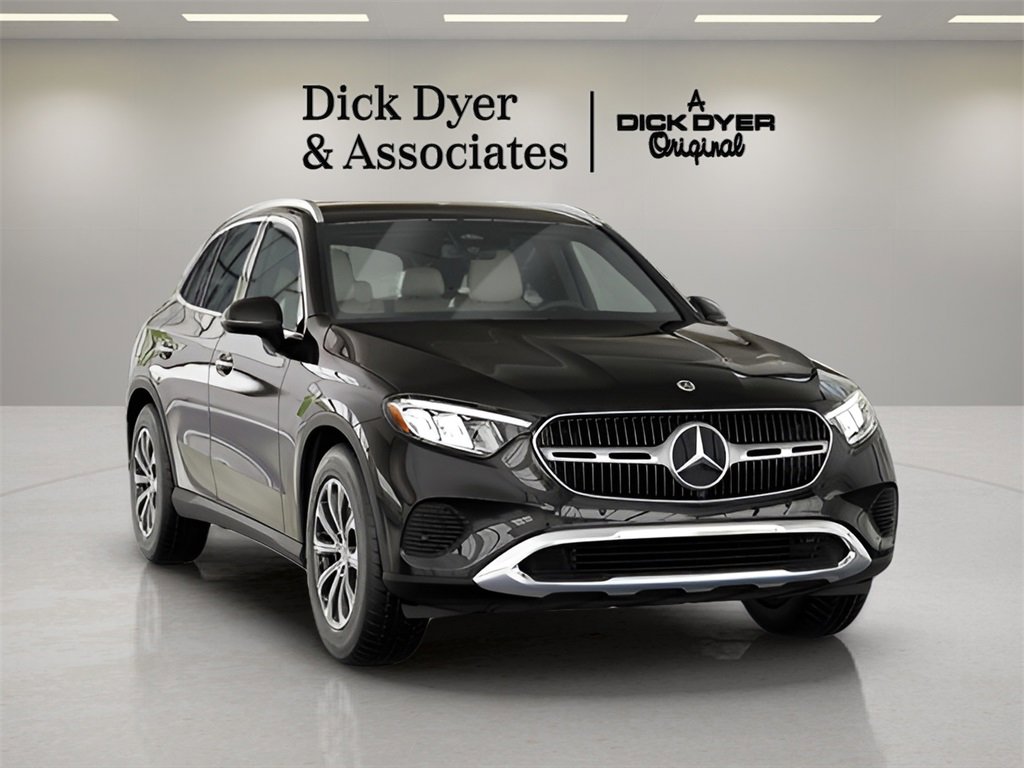 Used 2025 Mercedes-Benz GLC 300 4MATIC image 31