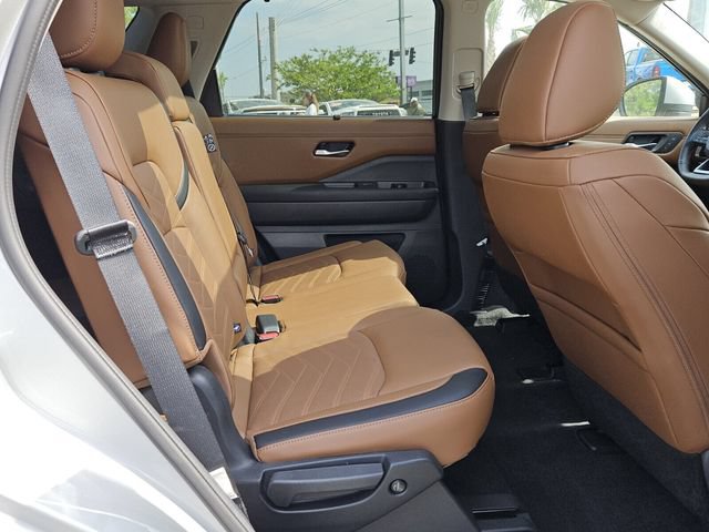 Used 2025 Nissan Pathfinder Platinum w/ Black Appearance Package FWD image 14