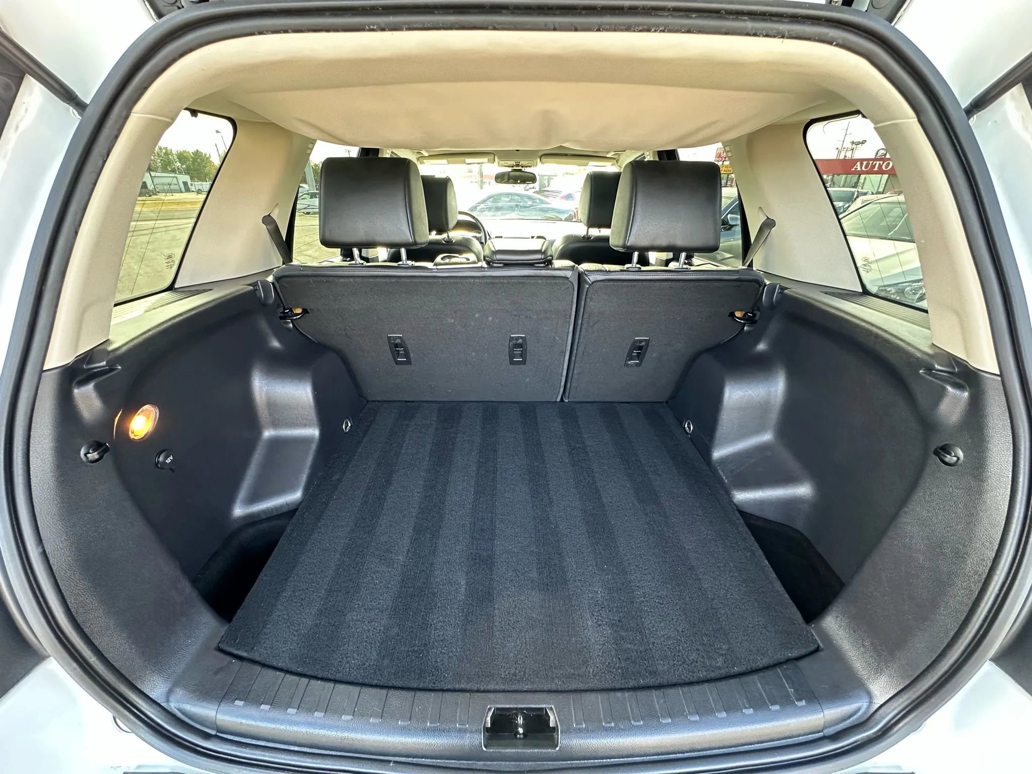 Used 2015 Land Rover LR2 HSE image 15