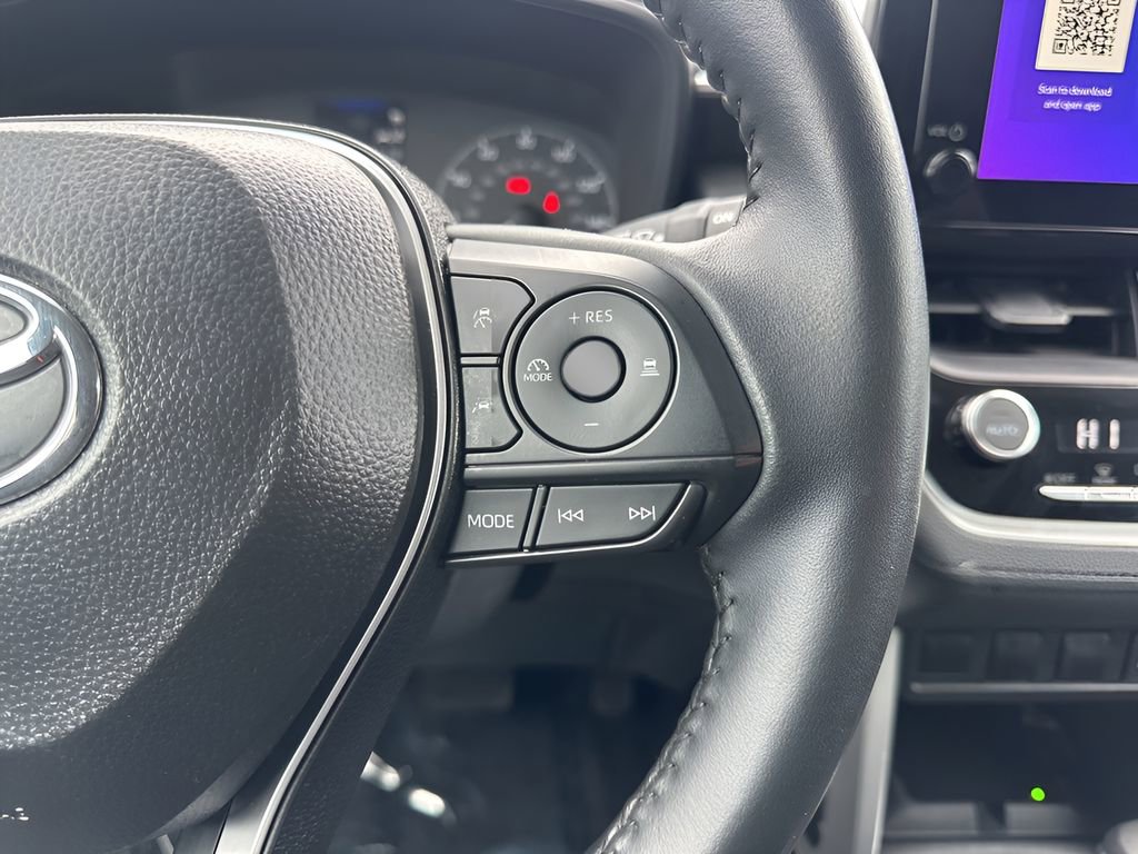 Used 2025 Toyota Corolla Cross LE image 14