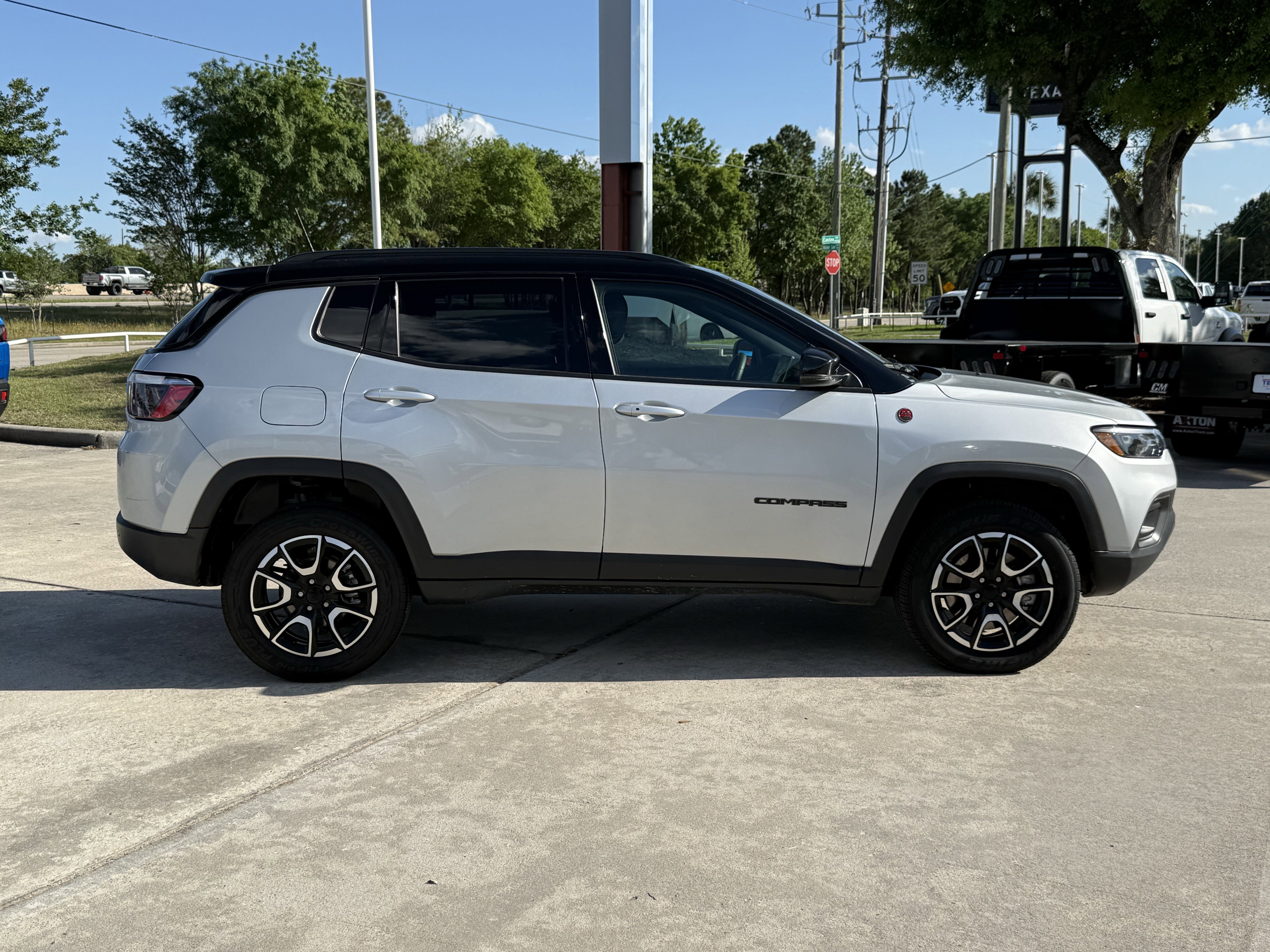 Used 2024 Jeep Compass Trailhawk AWD/4WD image 5