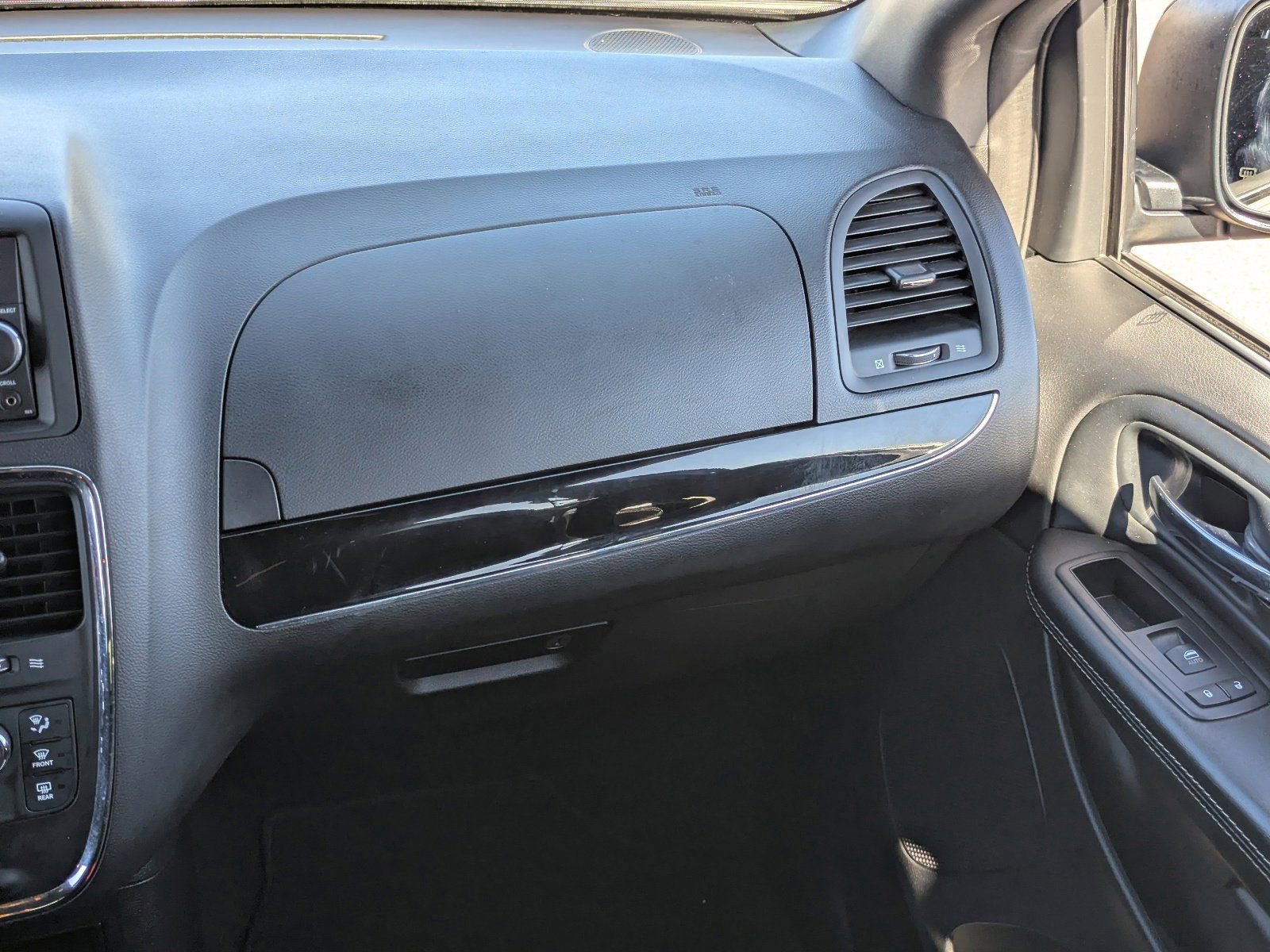 Used 2016 Dodge Grand Caravan SE FWD image 18