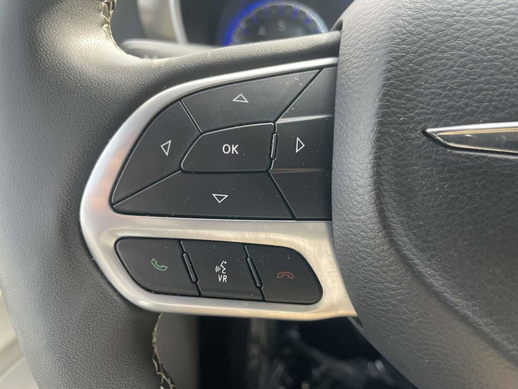 Certified 2023 Chrysler Pacifica Touring-L image 29