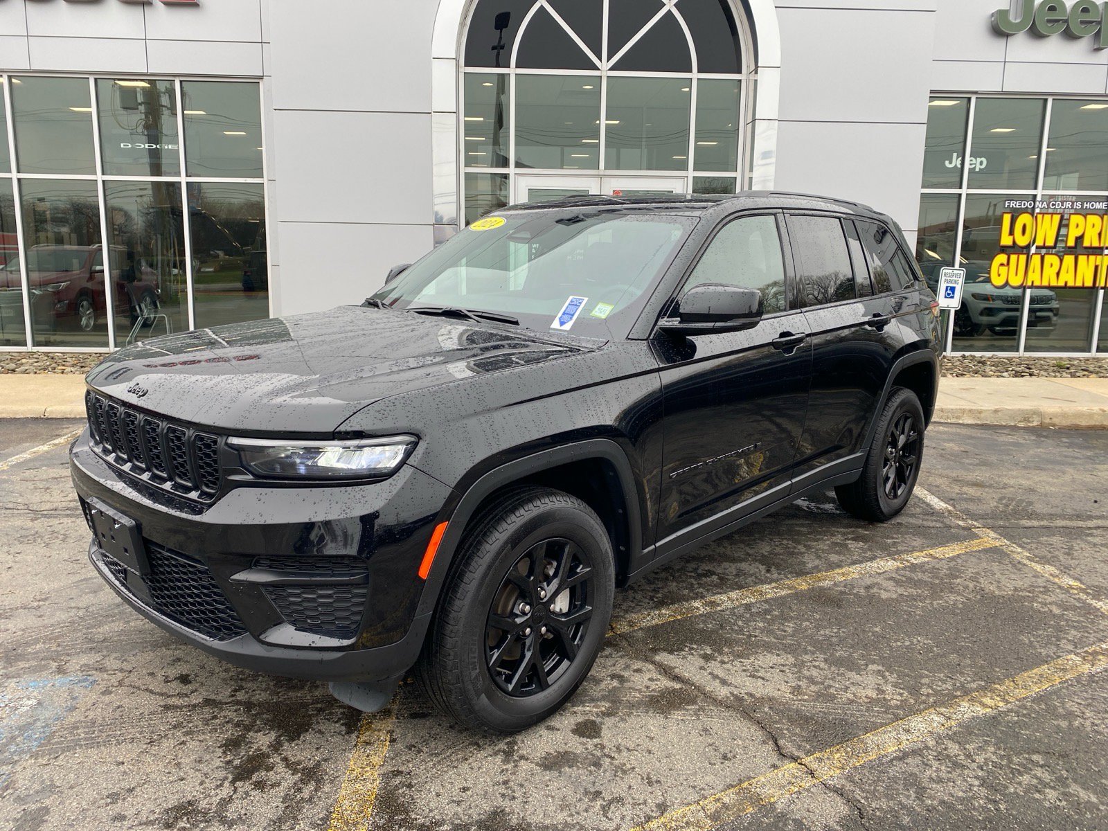 Used 2024 Jeep Grand Cherokee Altitude AWD/4WD image 1