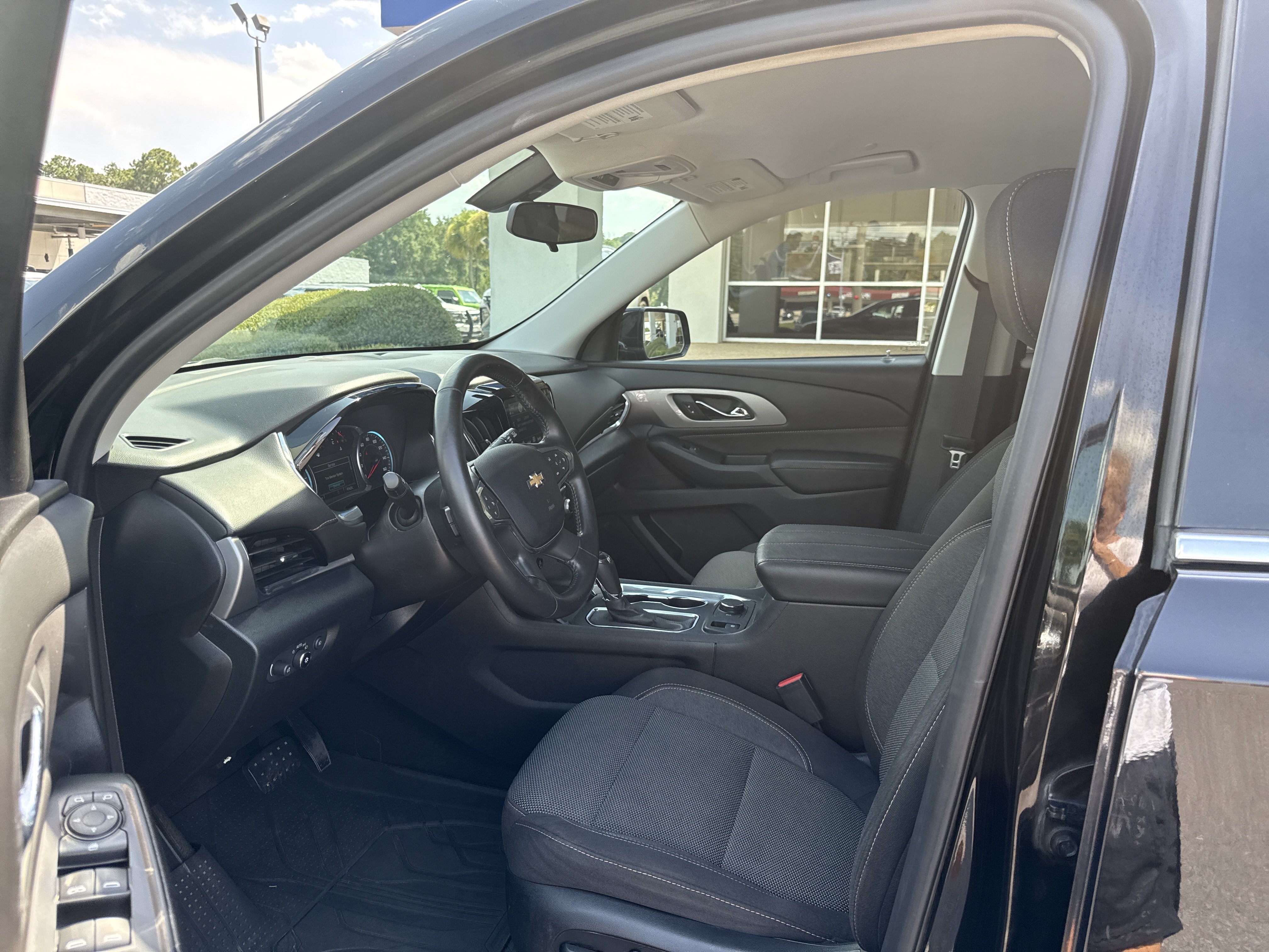 Used 2019 Chevrolet Traverse LT FWD image 11