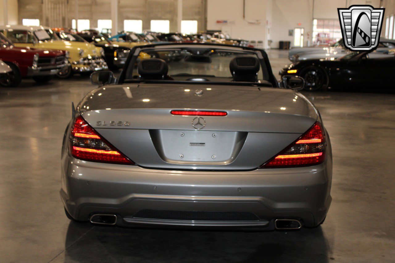 Used 2011 Mercedes-Benz SL 550 image 4