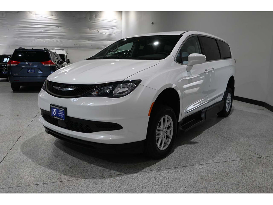 Used 2023 Chrysler Voyager LX FWD image 3
