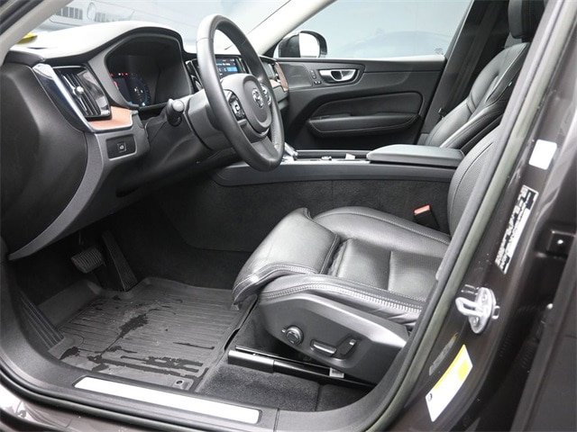 Certified 2023 Volvo XC60 B6 Ultimate w/ Protection Package Premier AWD/4WD image 17