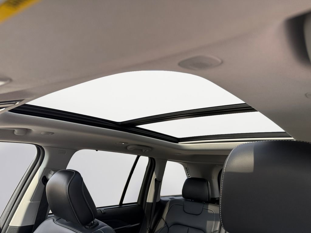 Used 2023 Jeep Grand Cherokee 4WD 4xe w/ Luxury Tech Group II image 17