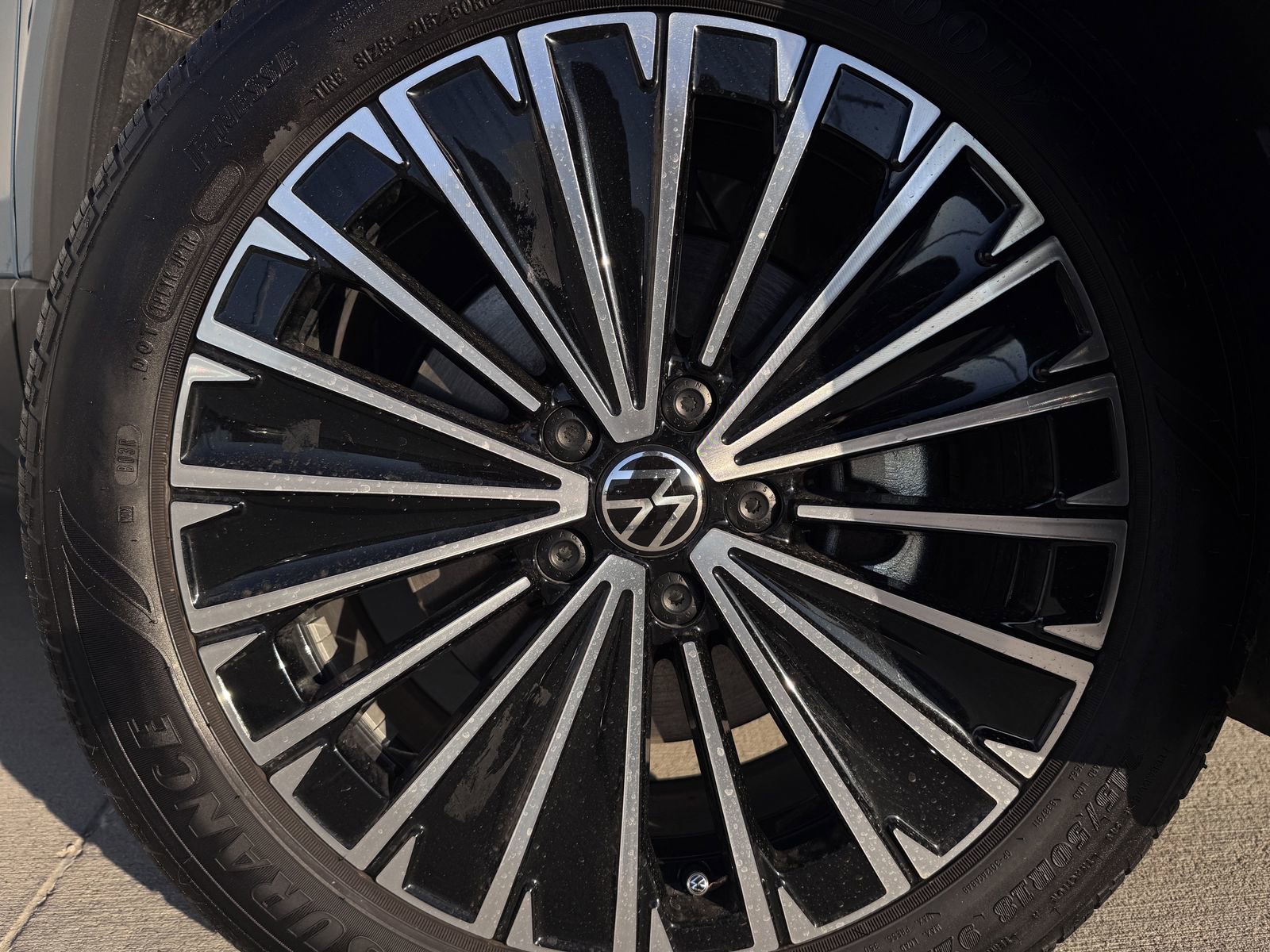 Used 2025 Volkswagen Taos SE image 9