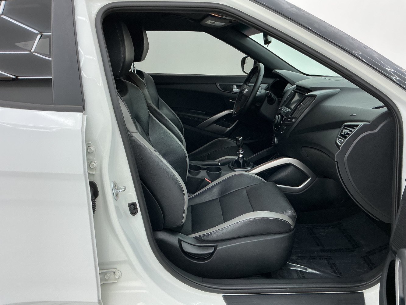 Used 2016 Hyundai Veloster Turbo FWD image 15