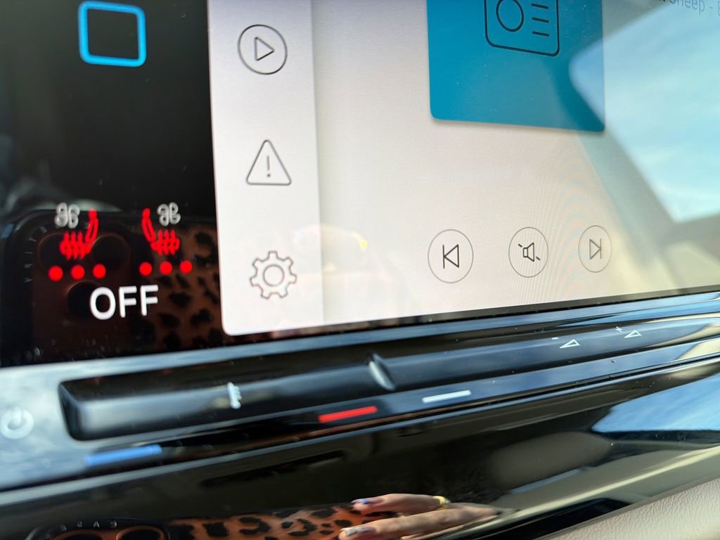 Used 2025 Volkswagen Atlas SE image 17