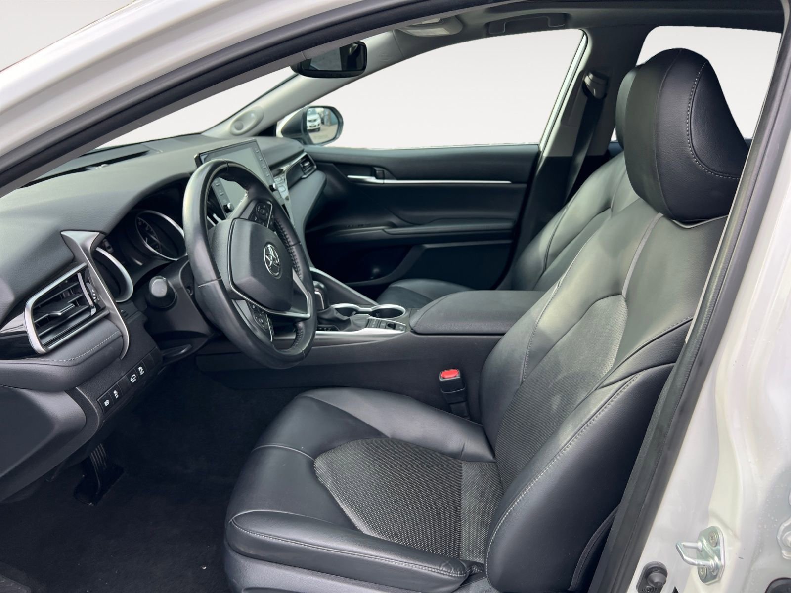 Used 2022 Toyota Camry XLE w/ Navigation Package image 9