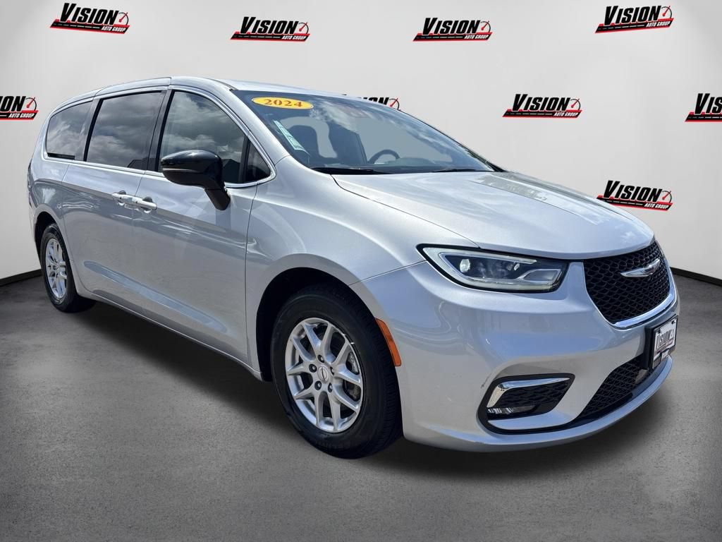 Used 2024 Chrysler Pacifica Touring-L FWD image 3