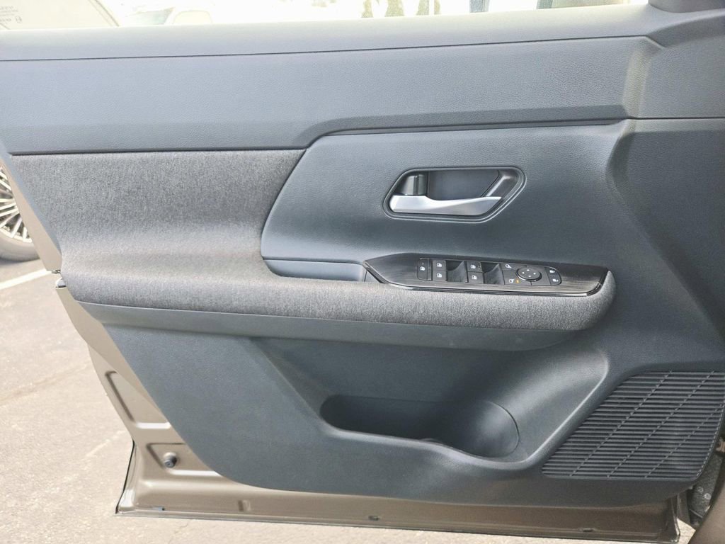 Used 2025 Nissan Kicks SV w/ Charging Package image 31