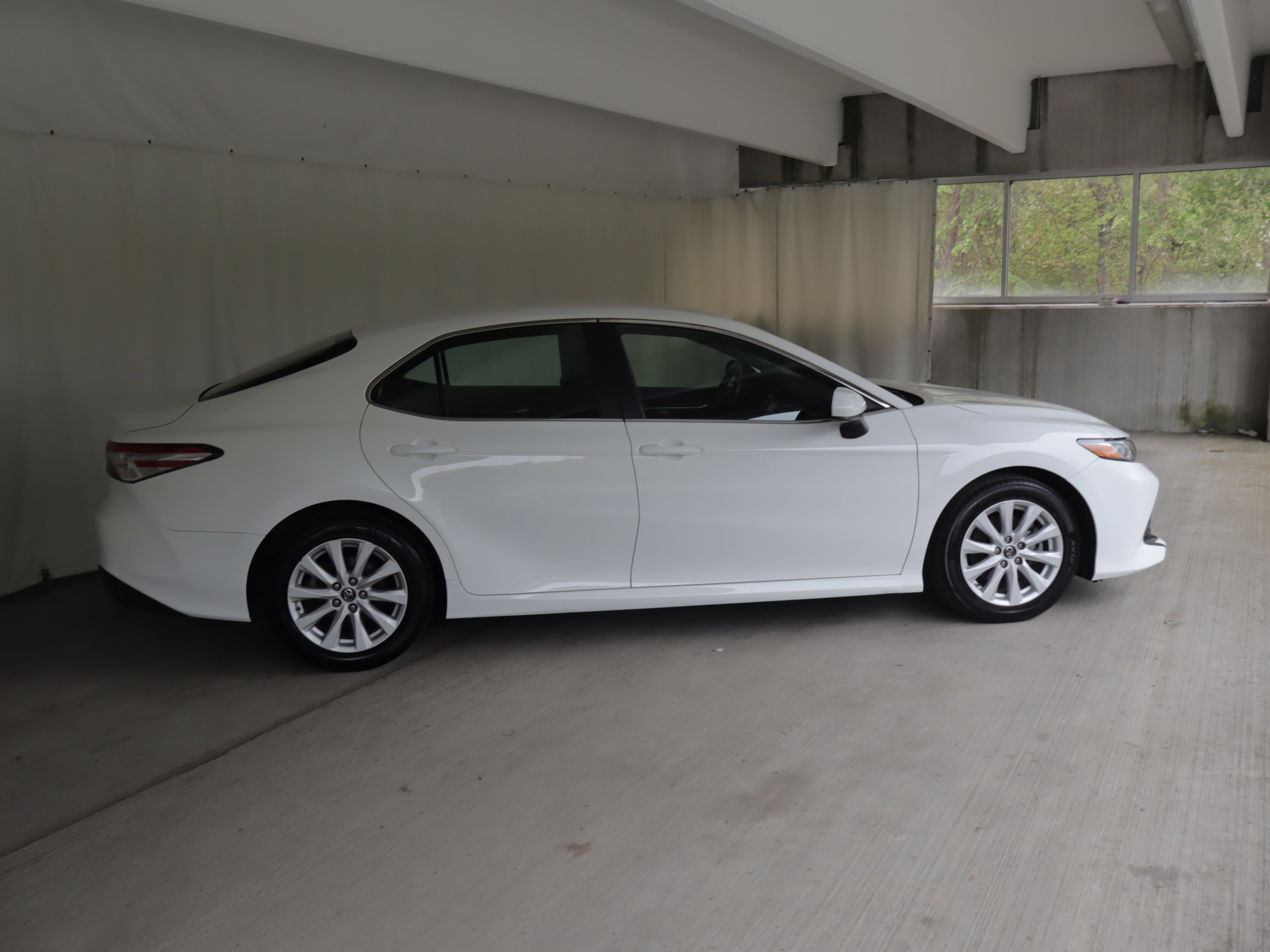 Used 2018 Toyota Camry LE FWD image 4
