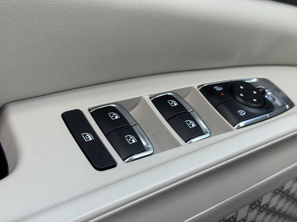 Used 2025 Kia Carnival EX FWD image 29