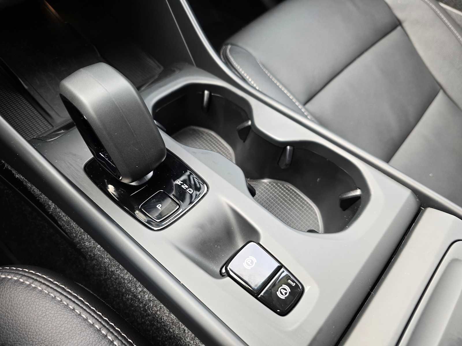 Certified 2025 Volvo XC40 B5 Core w/ Protection Package Premier image 34