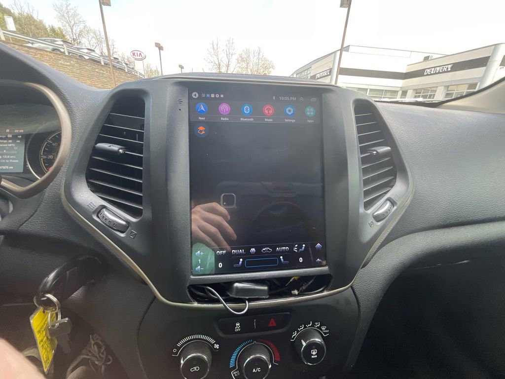 Used 2015 Jeep Cherokee Sport FWD image 18