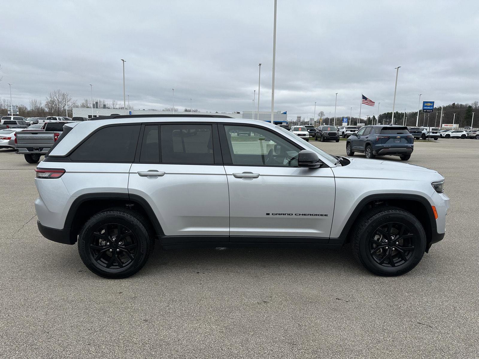 Used 2025 Jeep Grand Cherokee Altitude AWD/4WD image 9