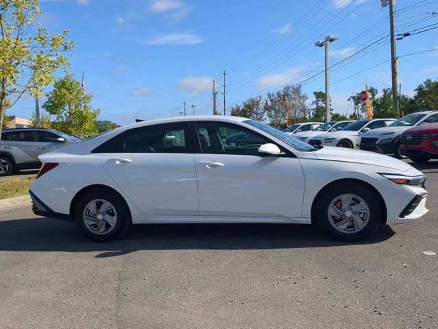 New 2026 Hyundai Elantra SE FWD image 4