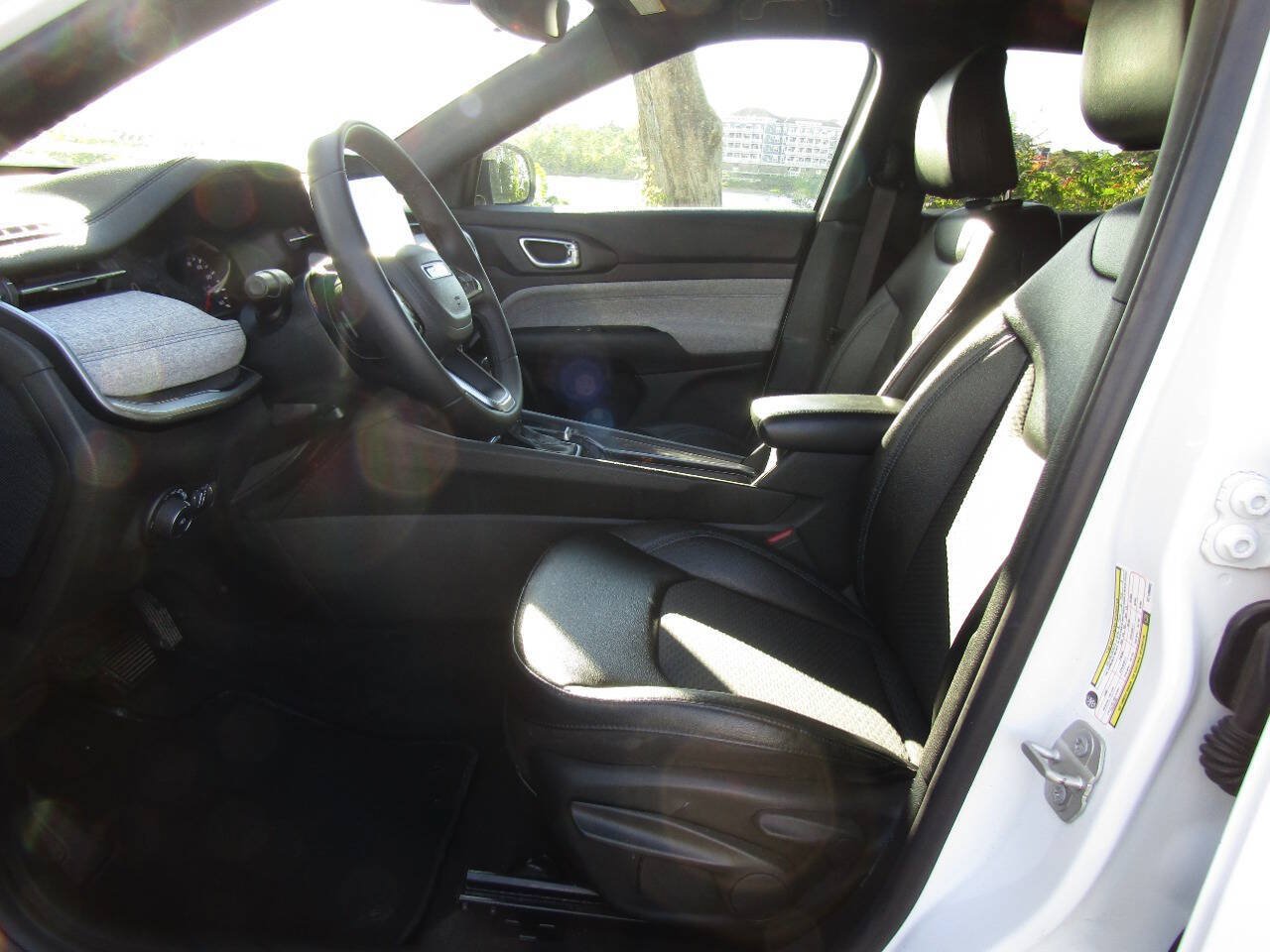 Used 2024 Jeep Compass Latitude AWD/4WD image 8