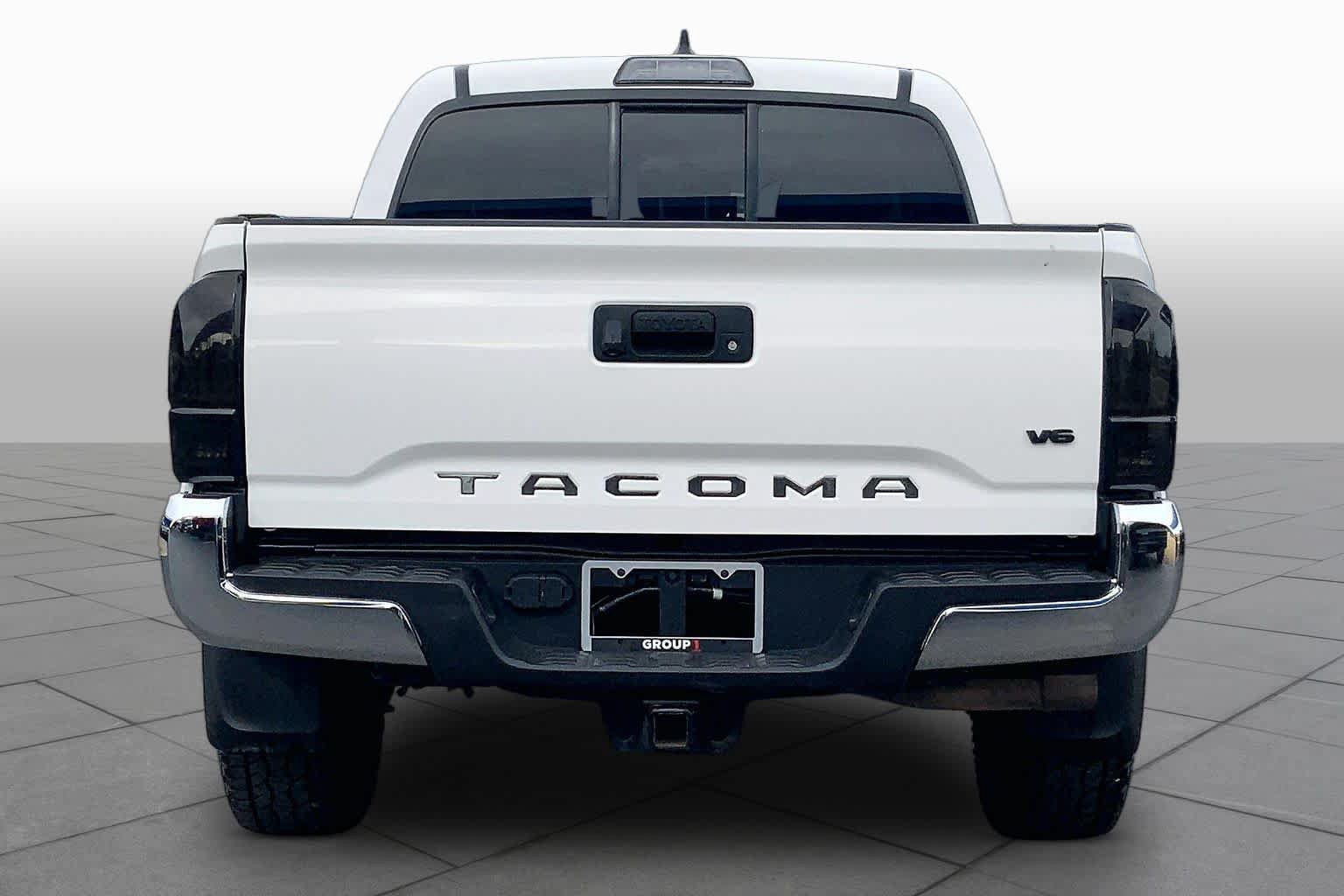 Used 2017 Toyota Tacoma SR5 w/ Tow Package RWD image 5