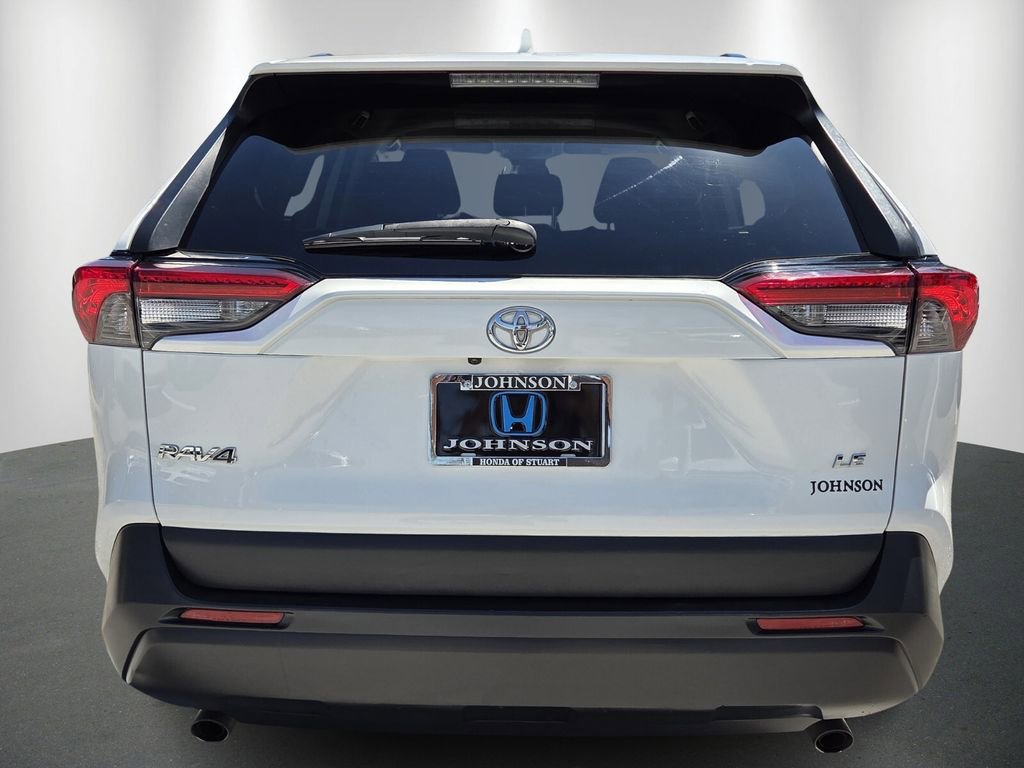 Used 2019 Toyota RAV4 LE FWD image 6