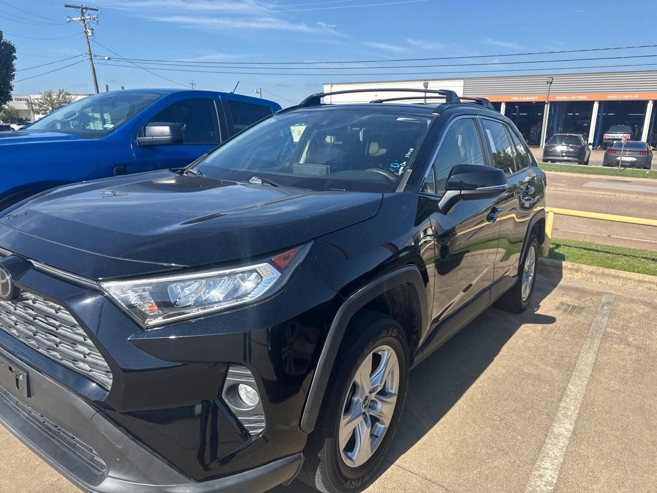 Used 2019 Toyota RAV4 XLE w/ Convenience Package FWD image 1