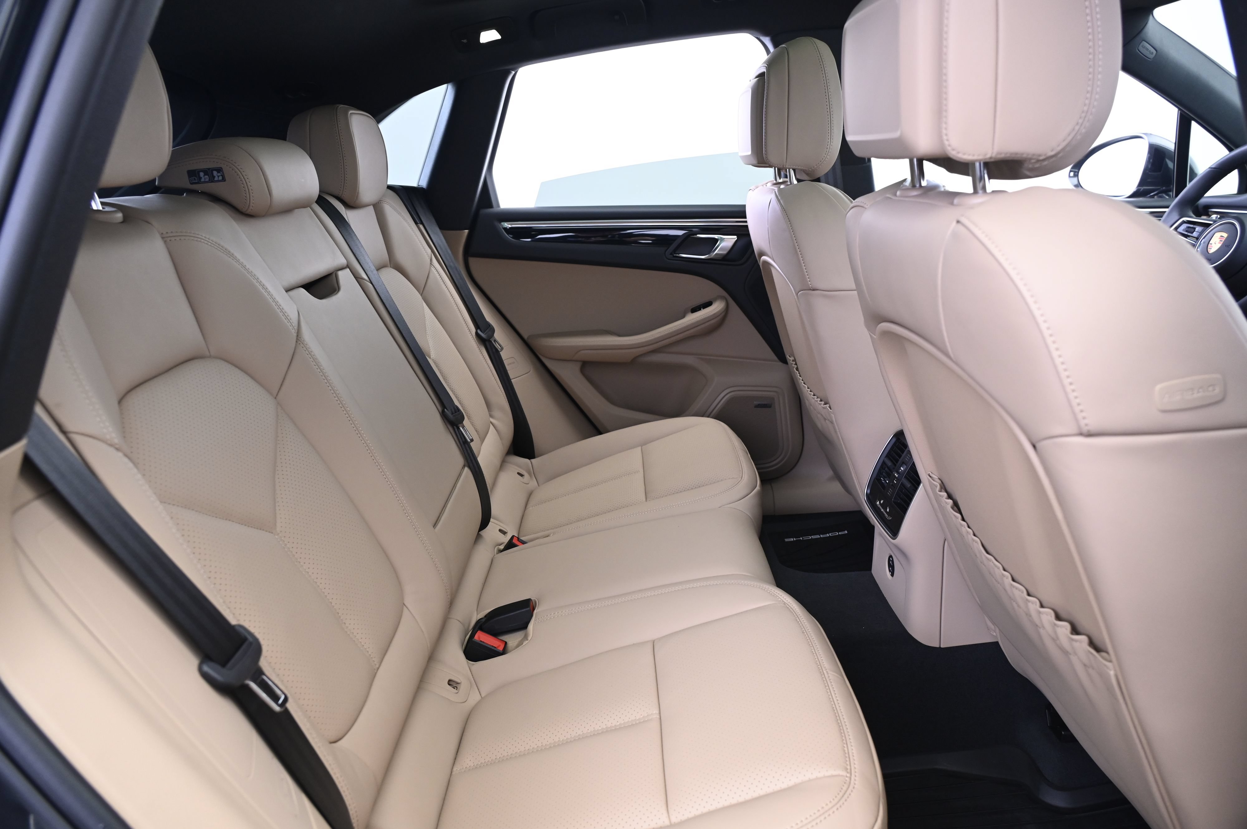 Certified 2026 Porsche Macan AWD/4WD image 18
