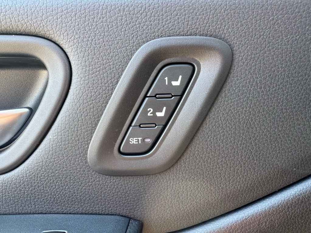 Used 2025 Honda Pilot TrailSport image 11
