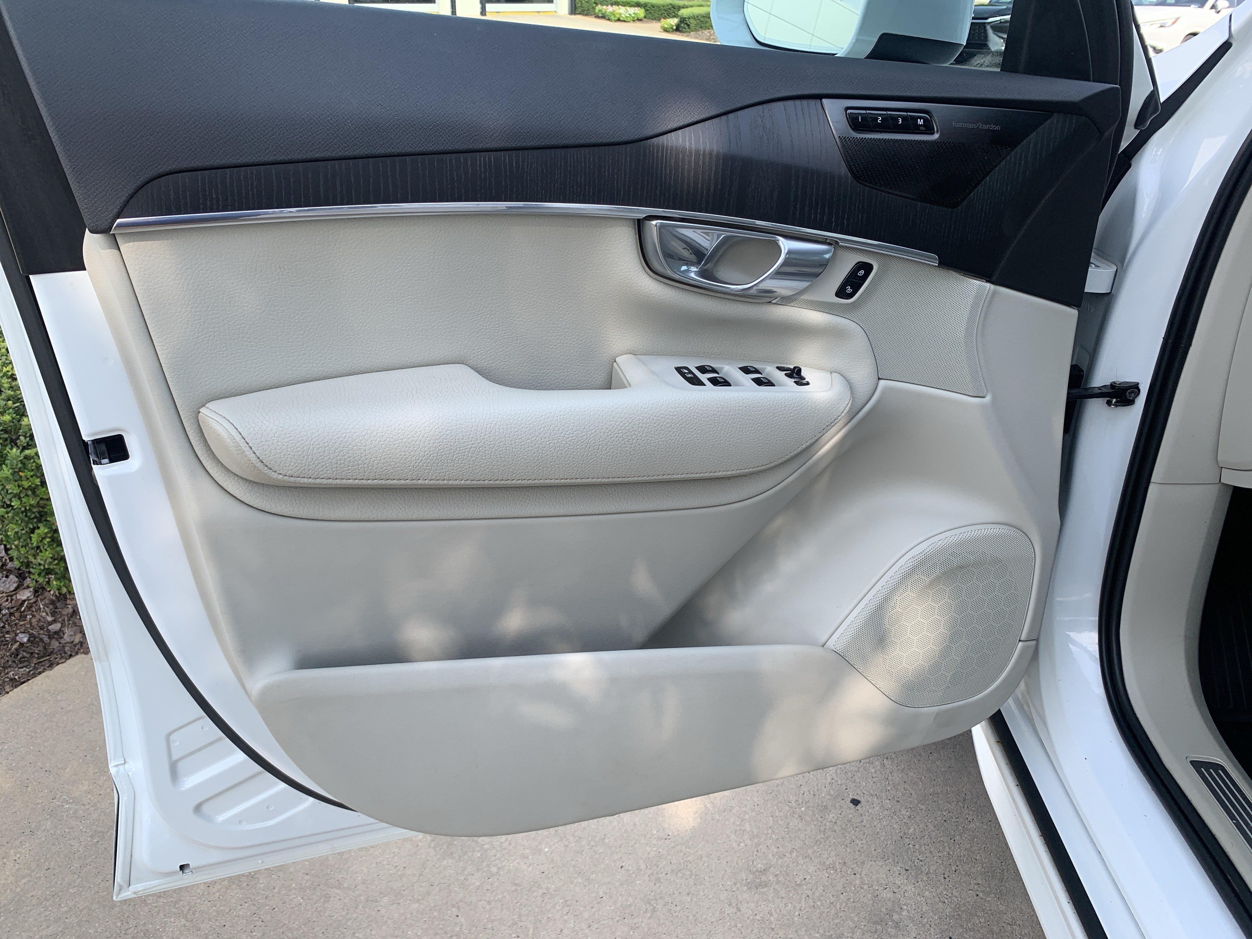 Used 2020 Volvo XC90 T6 Momentum w/ Protection Package AWD/4WD image 14