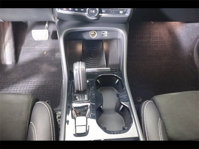 Used 2019 Volvo XC40 T5 Momentum image 31