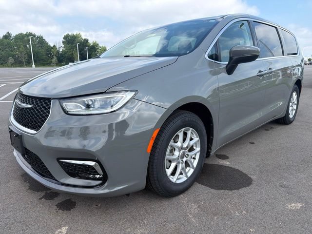 Used 2023 Chrysler Pacifica Touring-L FWD image 2