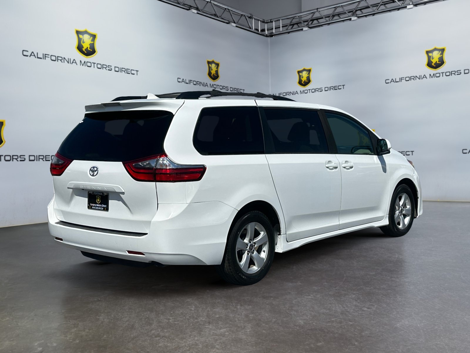 Used 2020 Toyota Sienna LE w/ Carpet Mat Package FWD image 5