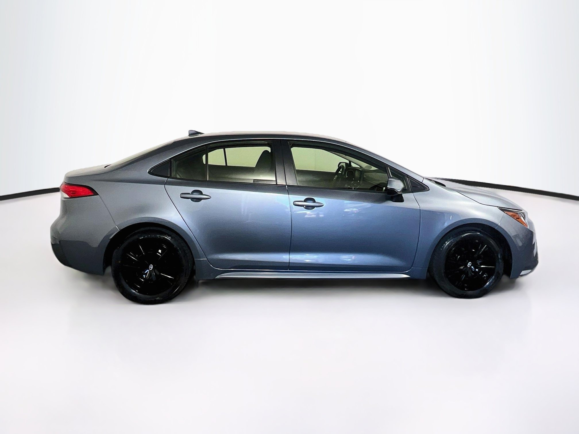Used 2022 Toyota Corolla LE FWD image 2