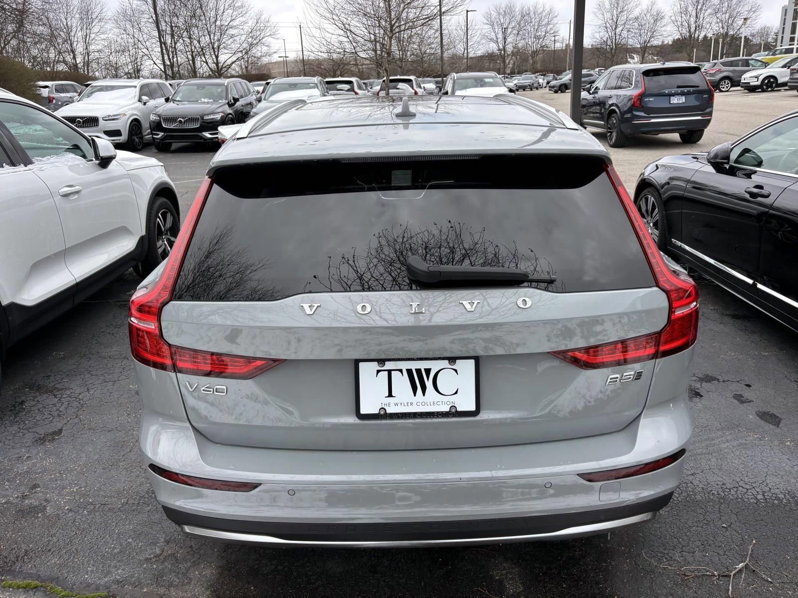 Used 2025 Volvo V60 B5 Cross Country Plus image 5