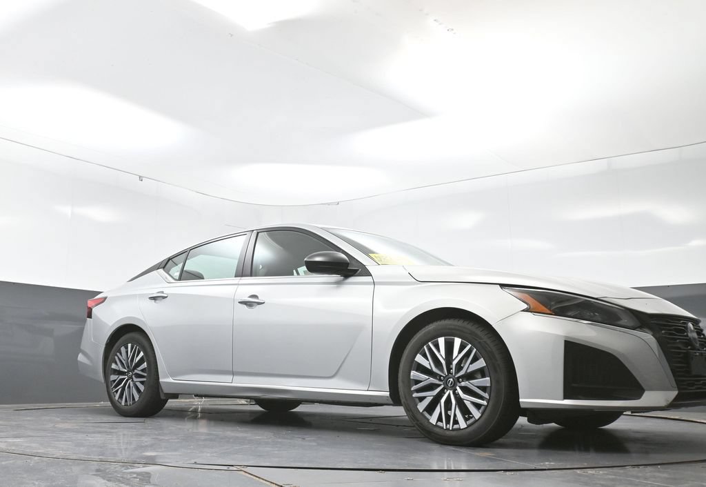 Used 2024 Nissan Altima 2.5 SV FWD image 49