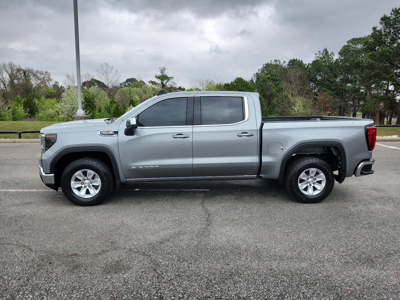 Used 2025 GMC Sierra 1500 SLE image 2