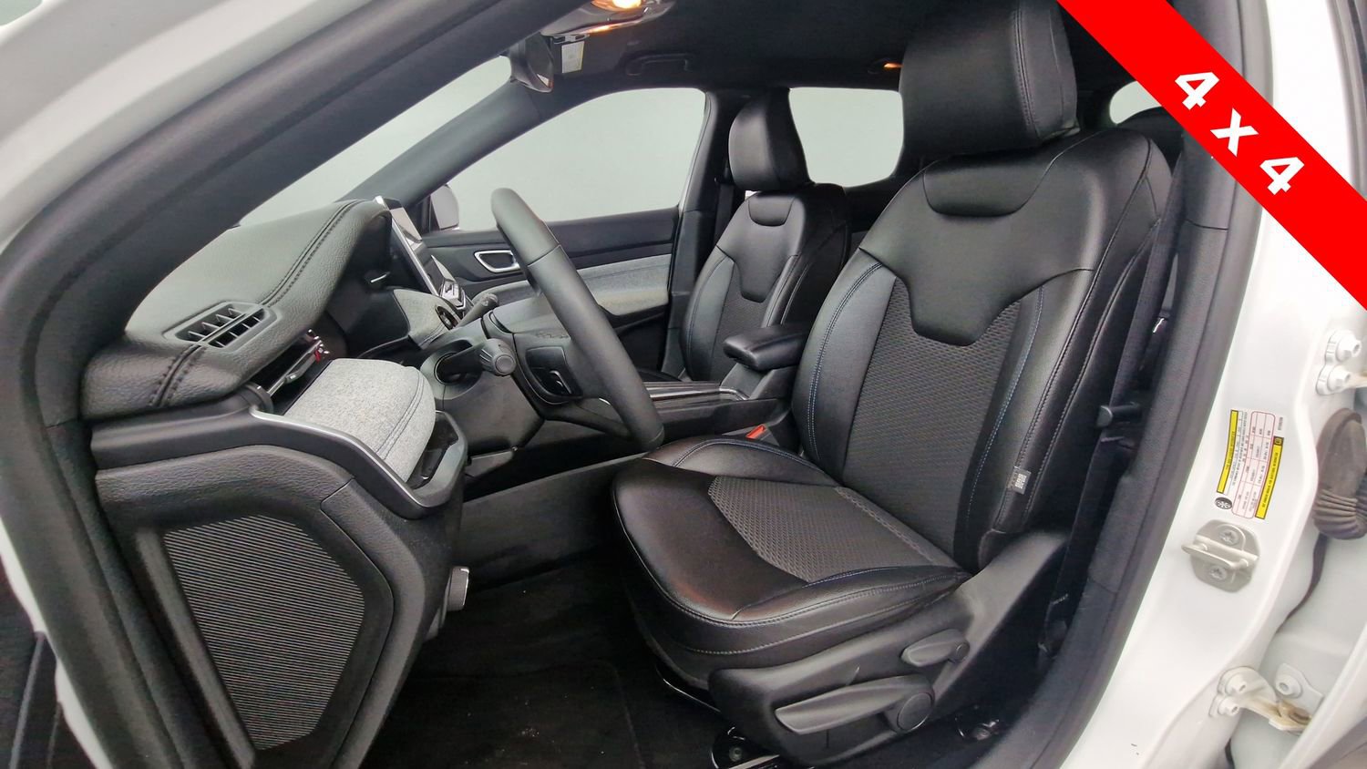 Used 2024 Jeep Compass Latitude image 14