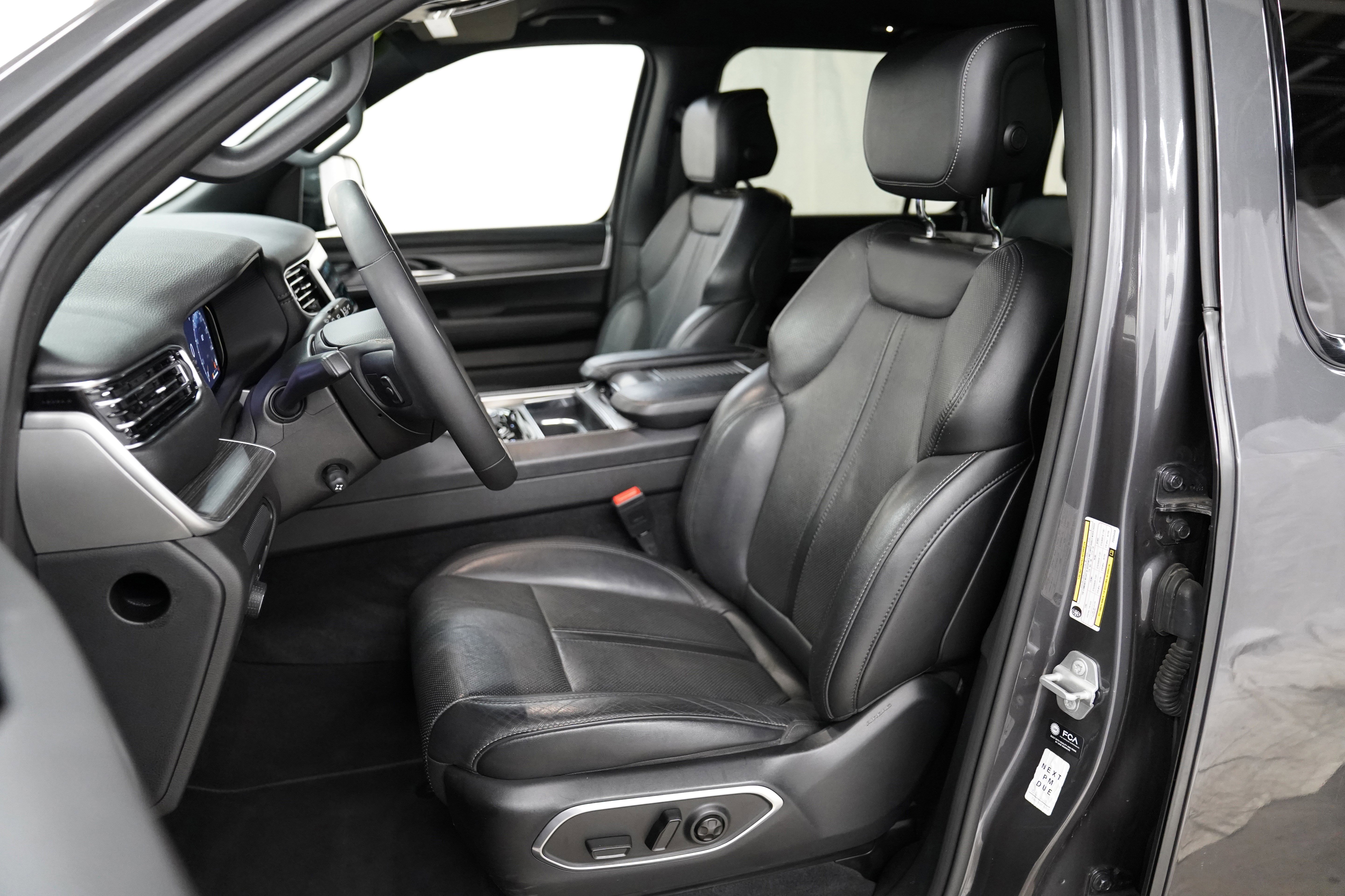 Used 2023 Jeep Wagoneer Series III w/ Preferred Equipment Group image 4