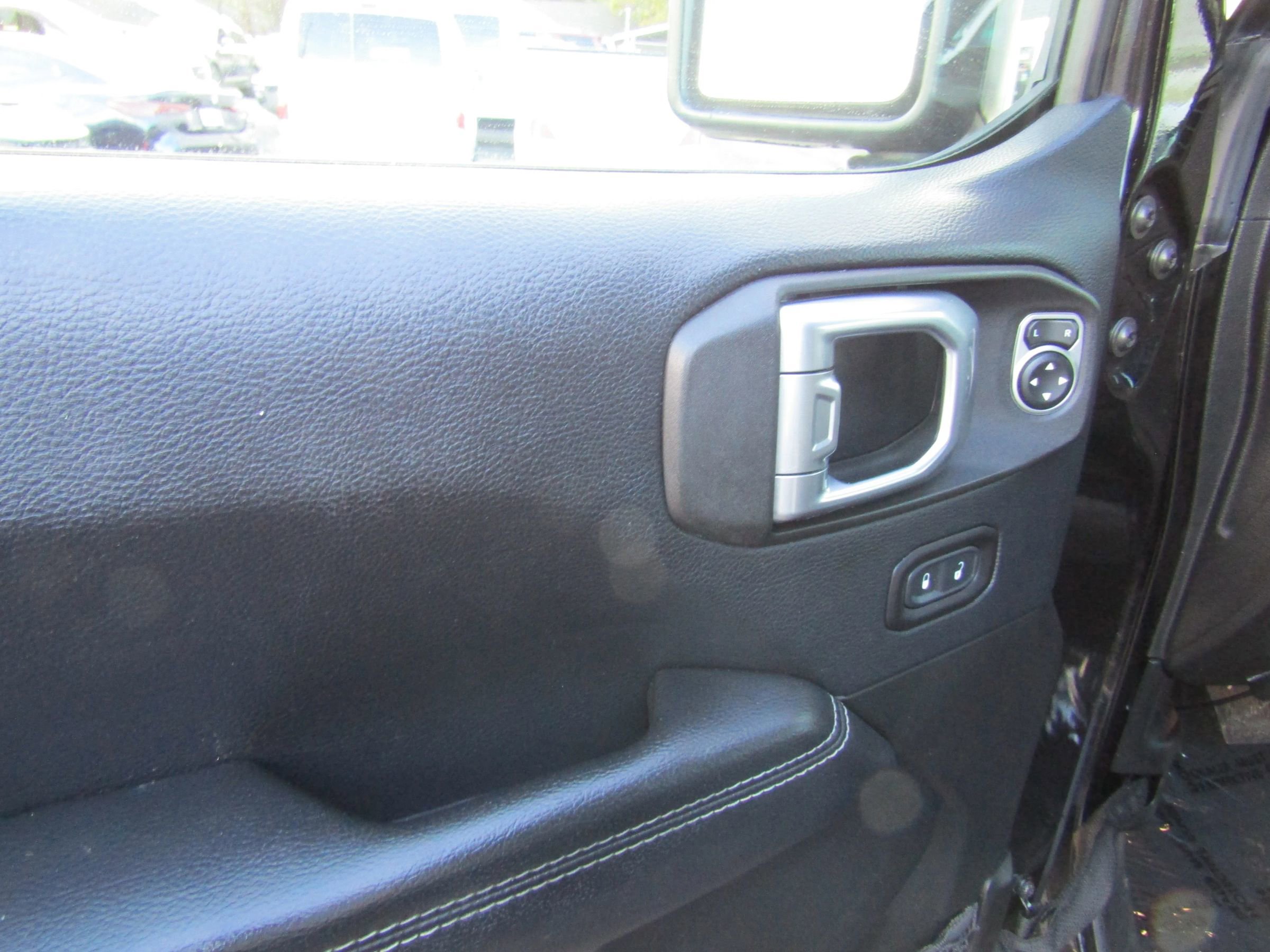 Used 2018 Jeep Wrangler Unlimited Sahara image 18