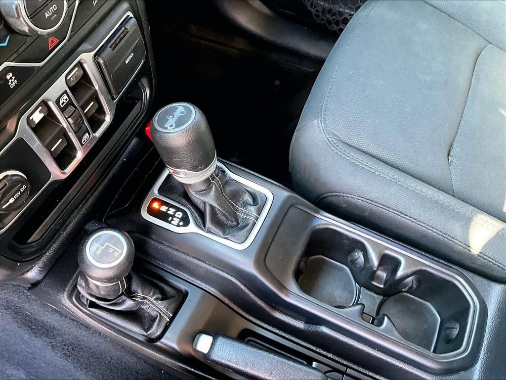 Used 2019 Jeep Wrangler Unlimited Sahara w/ Uconnect 4C Nav & Sound Group AWD/4WD image 16
