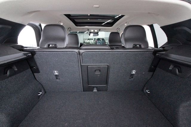 Certified 2025 Volvo XC40 B5 Plus w/ Protection Package Premier AWD/4WD image 29