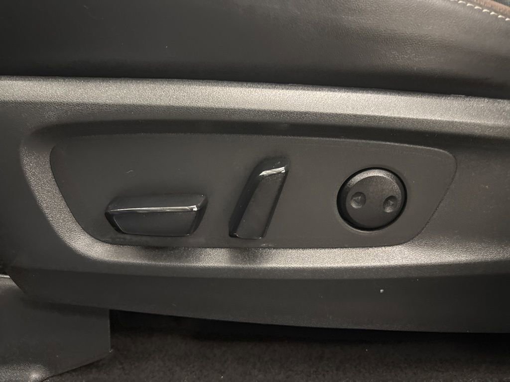 Used 2024 Nissan Pathfinder Platinum w/ Black Appearance Package image 19