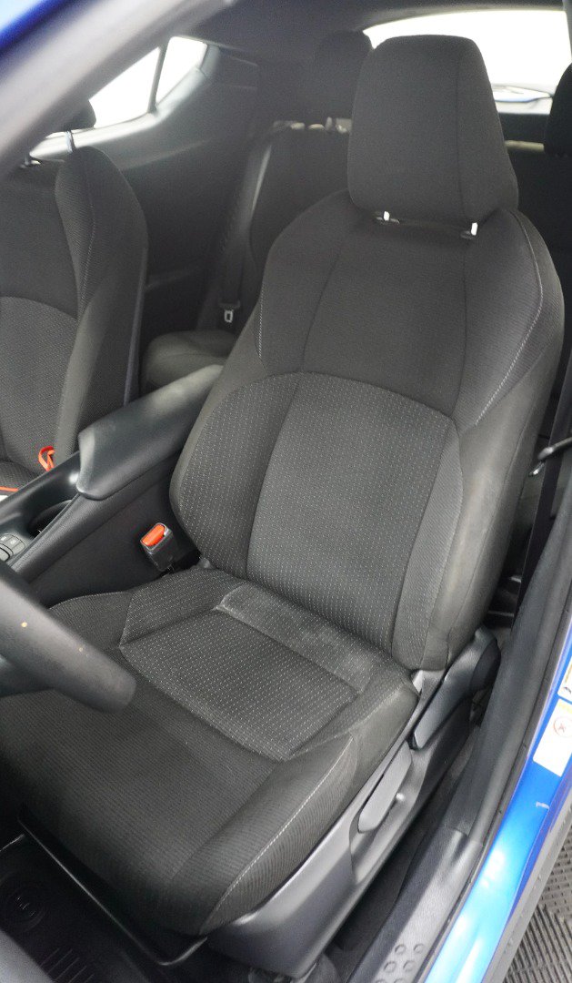 Used 2019 Toyota C-HR LE FWD image 4