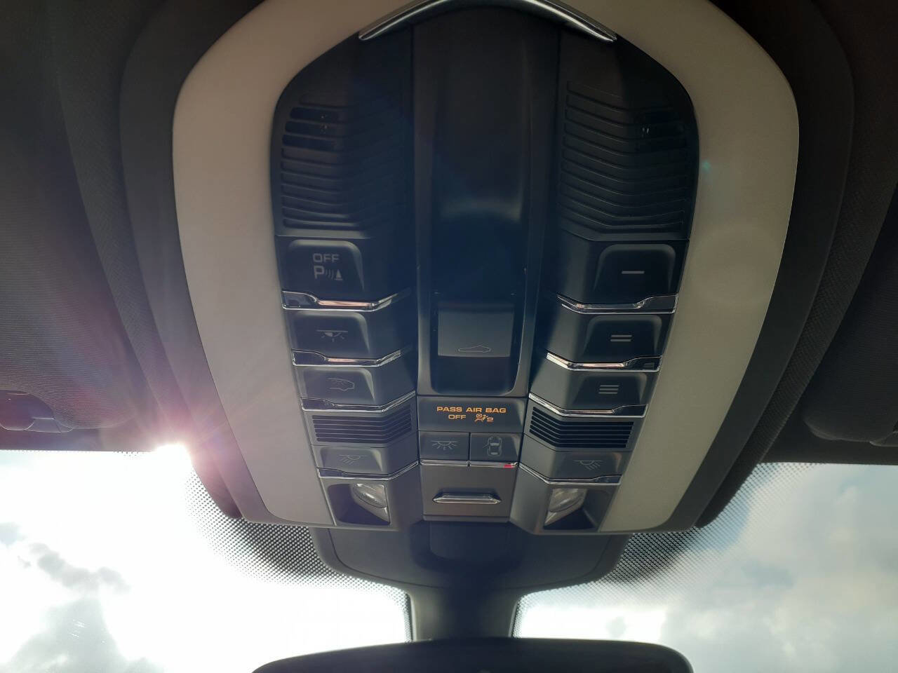 Used 2017 Porsche Cayenne Platinum Edition image 16