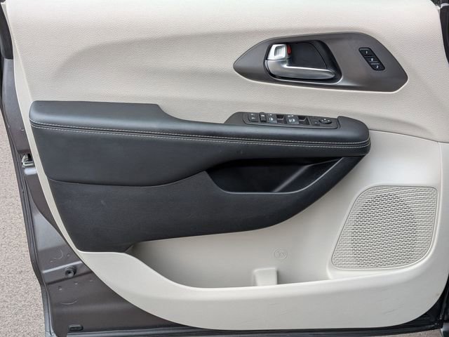 Used 2023 Chrysler Pacifica Touring-L image 14