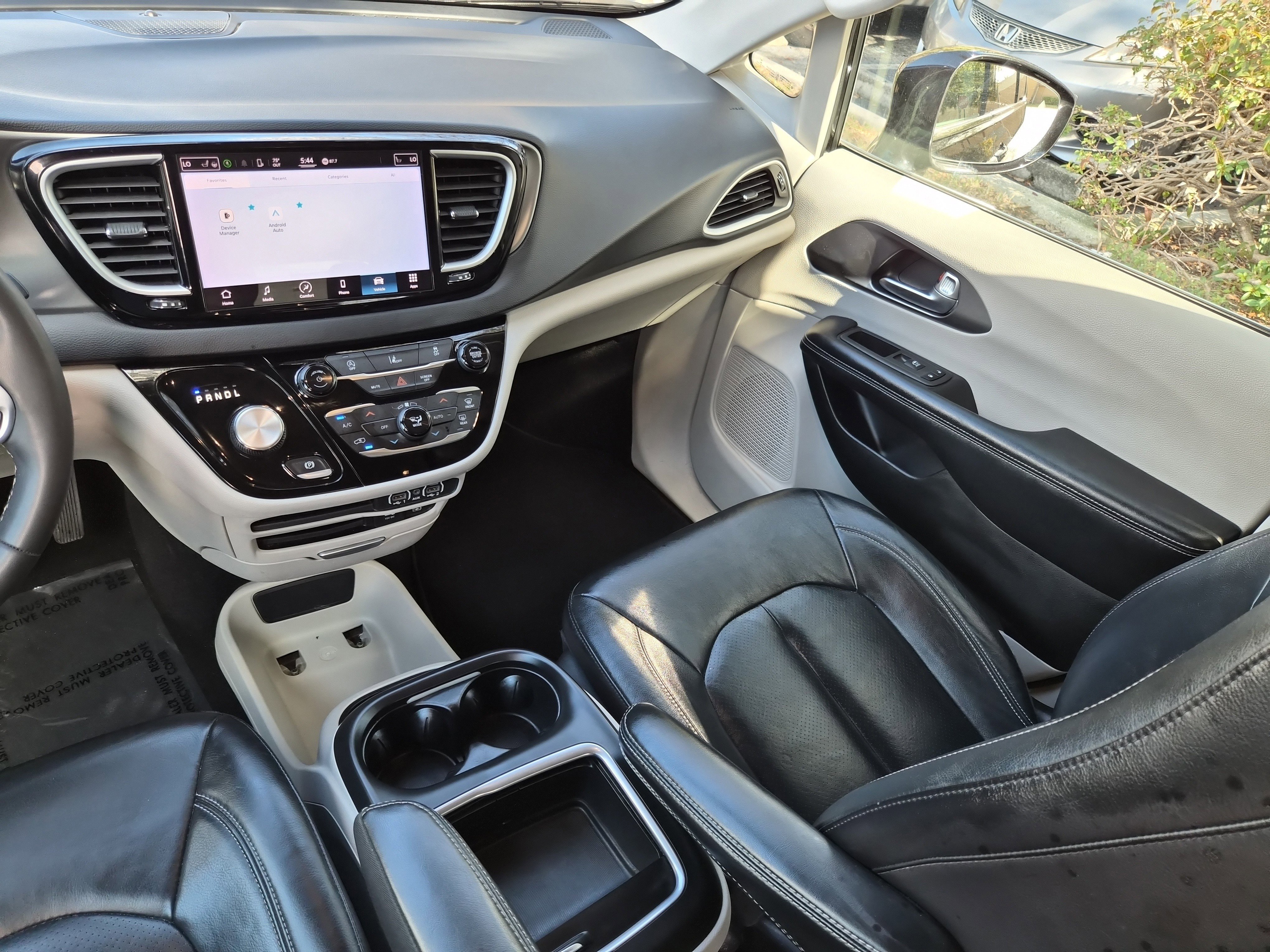 Used 2022 Chrysler Pacifica Touring-L image 11